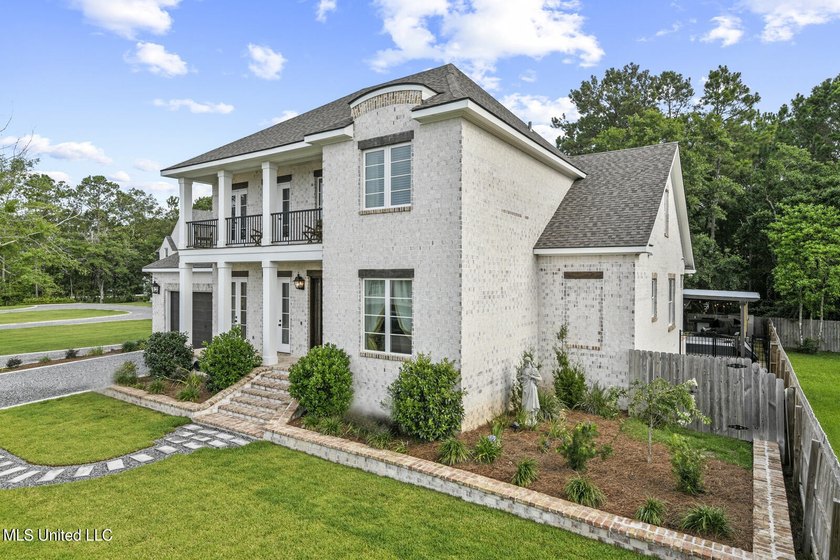Beautiful Custom Built Home only 6 years old with Chef's Kitchen - photo 2