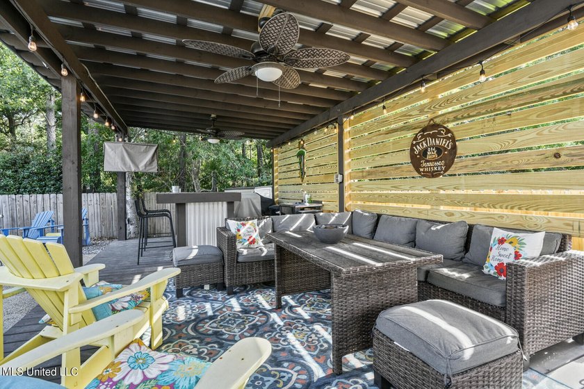 Beautiful Custom Built Home only 6 years old with Chef's Kitchen - photo 3