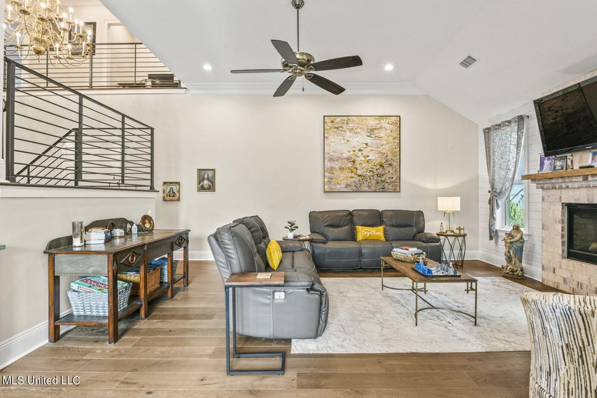 Beautiful Custom Built Home only 6 years old with Chef's Kitchen - photo 9