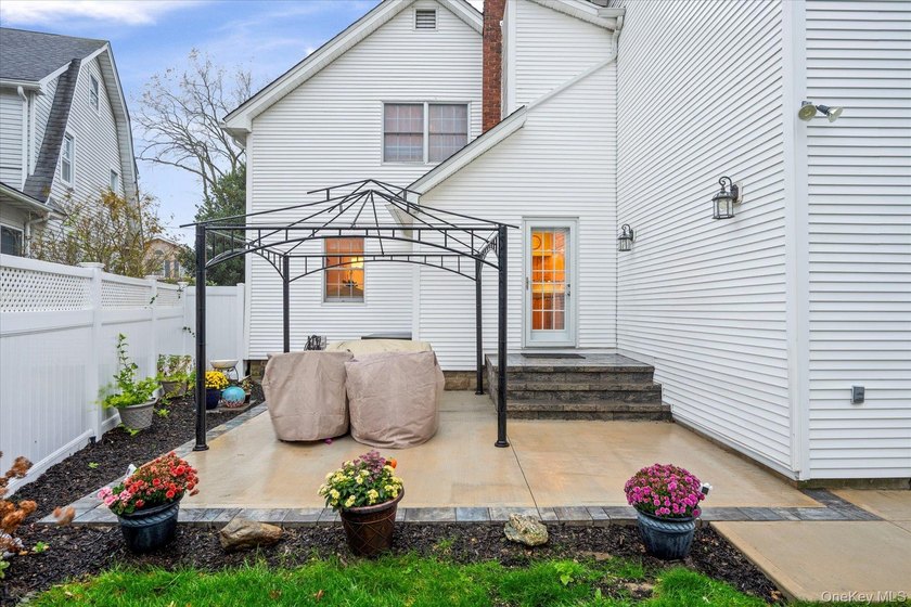 Welcome to this beautifully restored and thoughtfully updated - photo 16