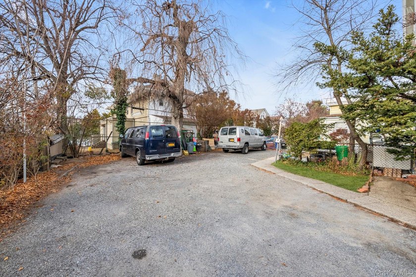 Prime North Flushing location, right off the corner of Northern - photo 8
