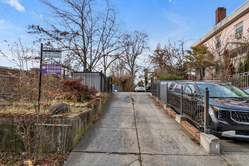 Prime North Flushing location, right off the corner of Northern - photo 9