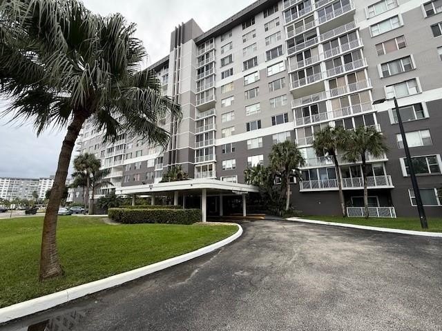 Charming and well-maintained 1-bedroom, 1.5-bathroom apartment - photo 2