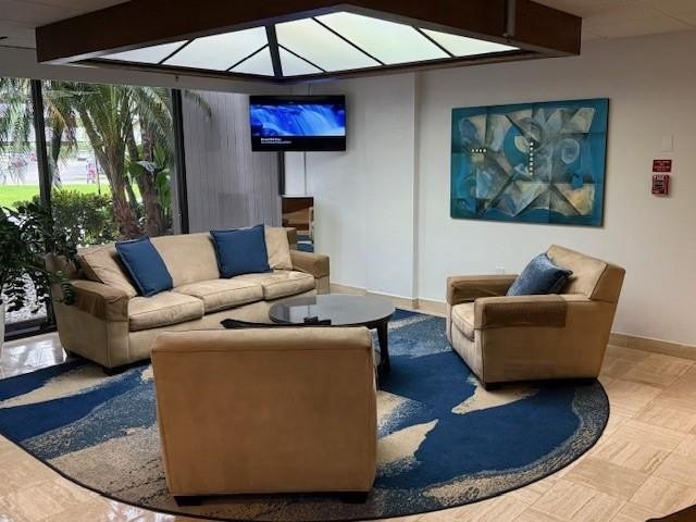 Charming and well-maintained 1-bedroom, 1.5-bathroom apartment - photo 5