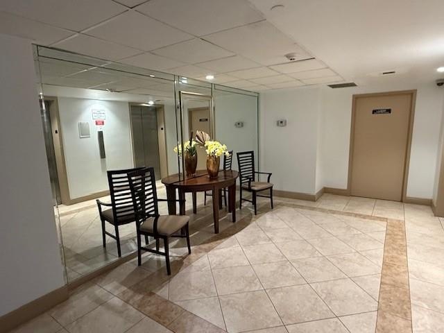 Charming and well-maintained 1-bedroom, 1.5-bathroom apartment - photo 8