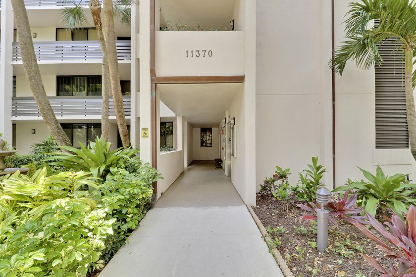 INTRACOASTAL DELIGHT! Outstanding waterfront views from this 4th - photo 4