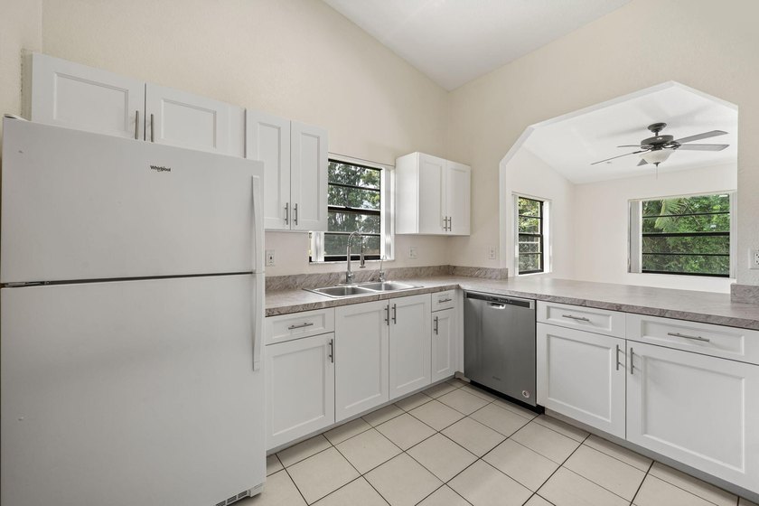 Experience the freedom of country living without sacrificing - photo 8