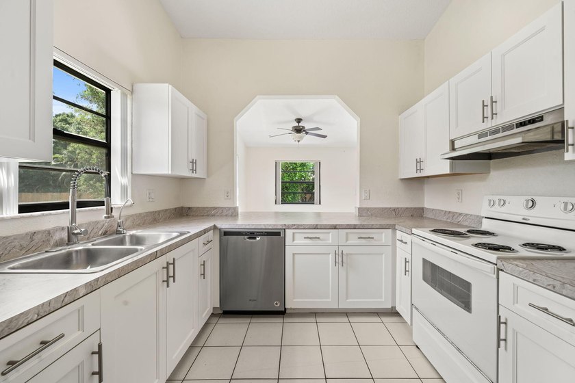 Experience the freedom of country living without sacrificing - photo 9