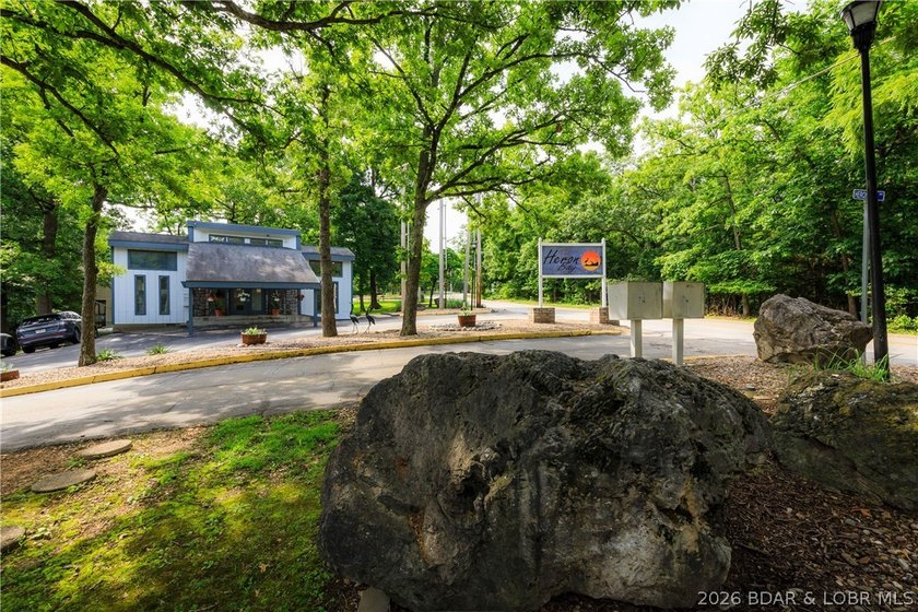 Enjoy effortless lake living in this well-kept, turn-key 1 bed - photo 42
