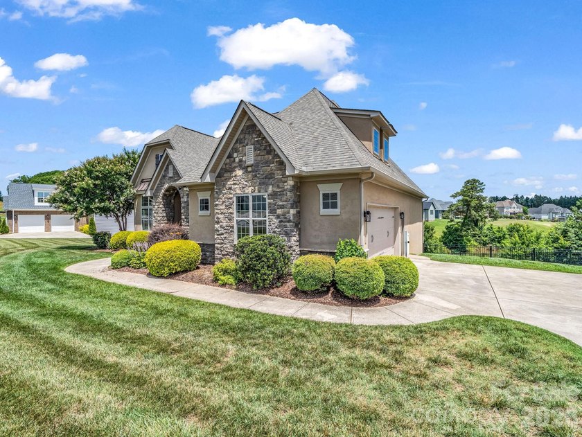 Welcome home to this beautifully maintained stucco and stone - photo 42