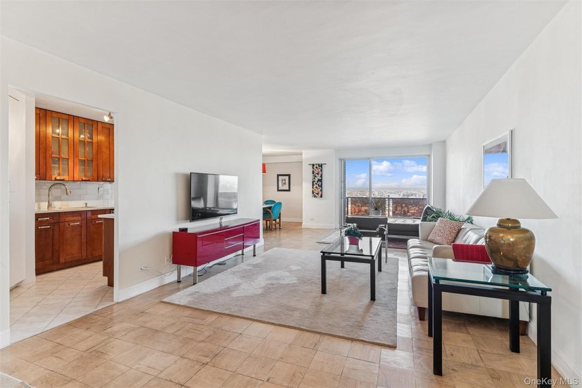 Experience luxury living in this rarely available 23rd-floor *E* - photo 2