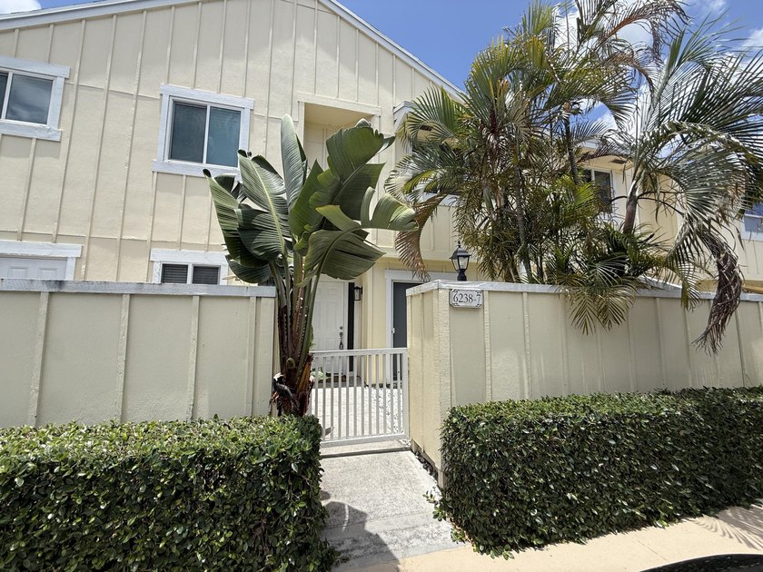 Charming 2BR/2.5BA townhome in the highly sought-after Riverwalk - photo 2