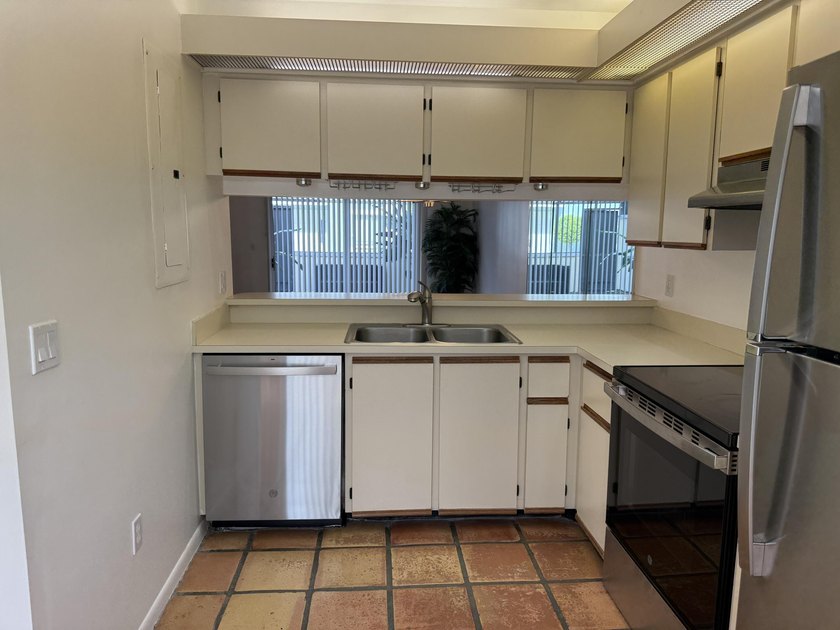 Charming 2BR/2.5BA townhome in the highly sought-after Riverwalk - photo 9