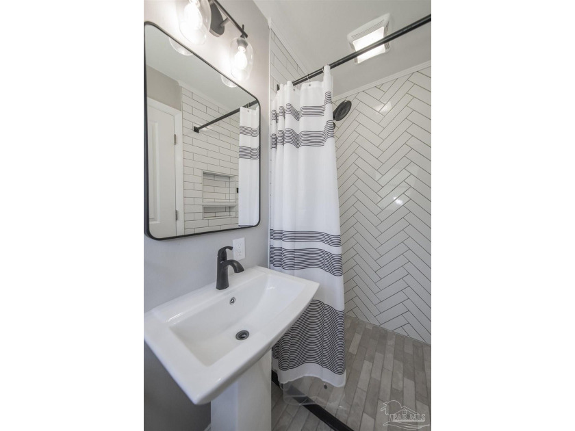 Move In Ready, one level, 2083 sq ft. brick home with 4 Bedrooms - photo 50