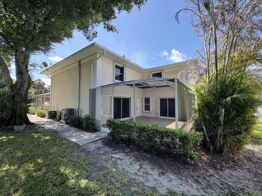Welcome to this charming three-bedroom, three-bathroom townhouse - photo 4