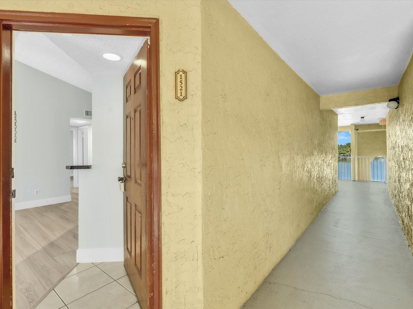 Location, location, location! This spacious and bright - photo 2
