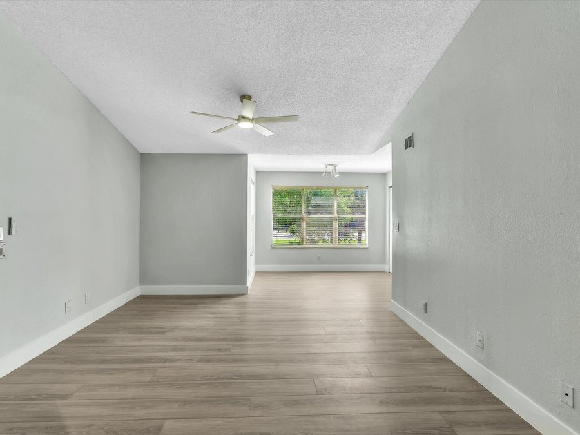Location, location, location! This spacious and bright - photo 3
