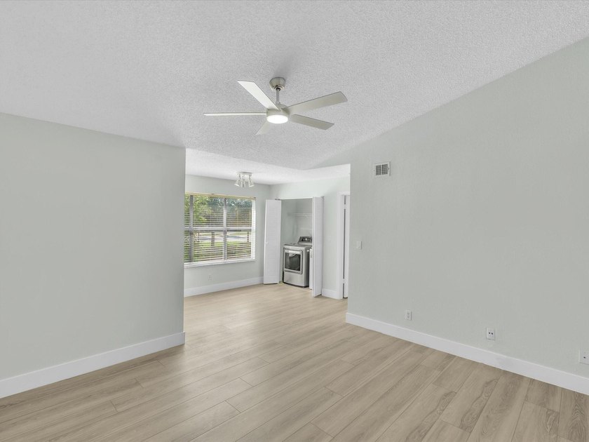 Location, location, location! This spacious and bright - photo 5