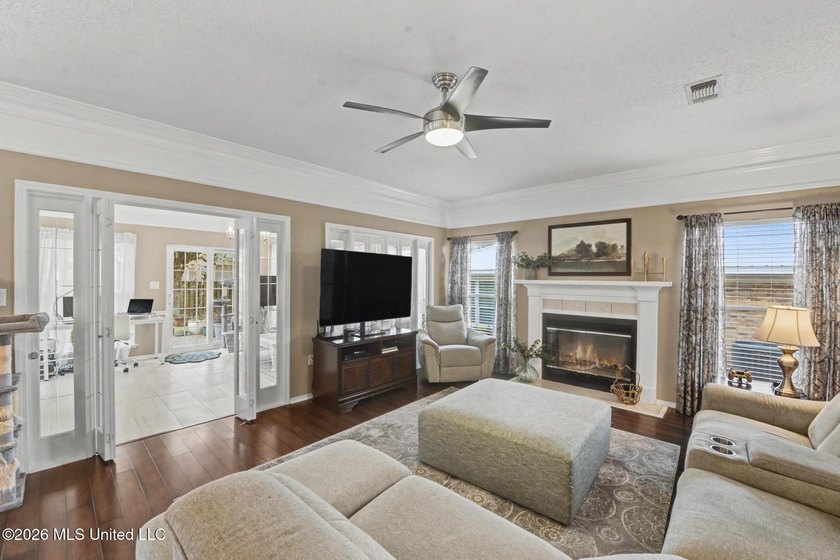 **BIG PRICE IMPROVEMENT ON THIS AWESOME HOME!!** $136/sqft !!!! - photo 4