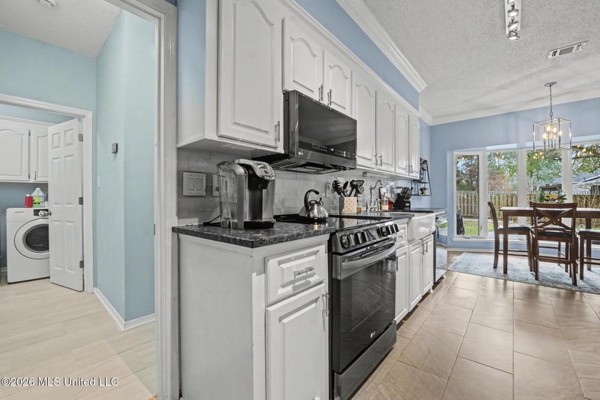 **BIG PRICE IMPROVEMENT ON THIS AWESOME HOME!!** $136/sqft !!!! - photo 10
