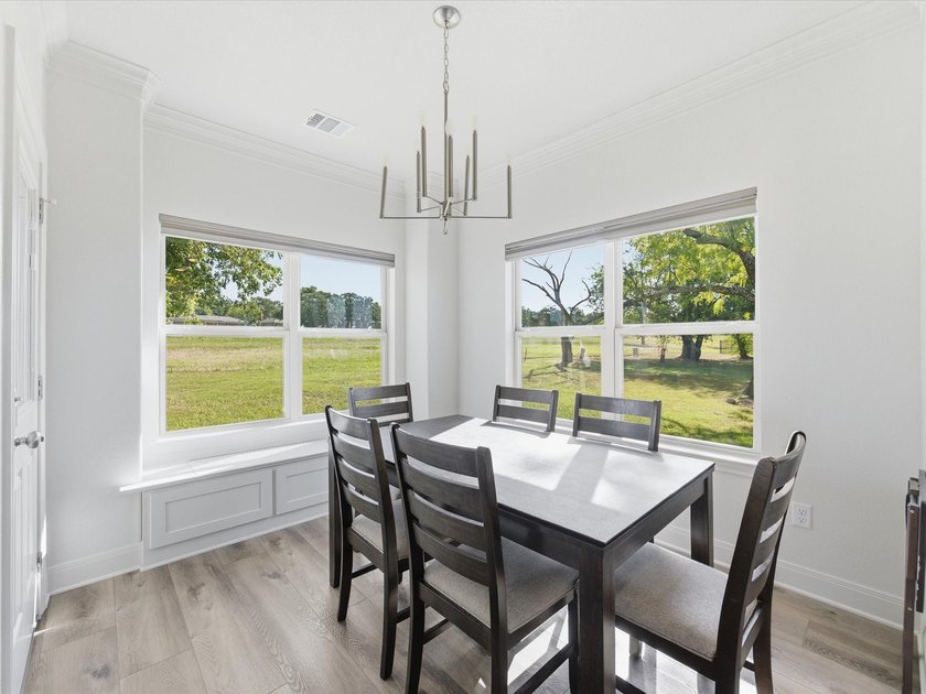 Welcome home to this beautiful three-bedroom, two-bathroom stone - photo 11