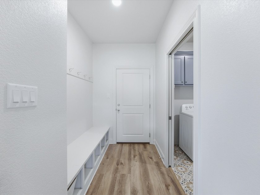 Welcome home to this beautiful three-bedroom, two-bathroom stone - photo 12