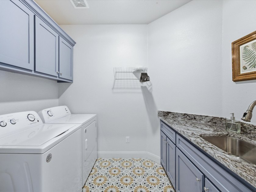 Welcome home to this beautiful three-bedroom, two-bathroom stone - photo 13