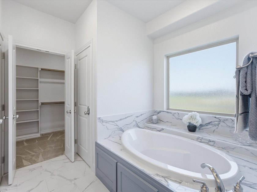 Welcome home to this beautiful three-bedroom, two-bathroom stone - photo 17
