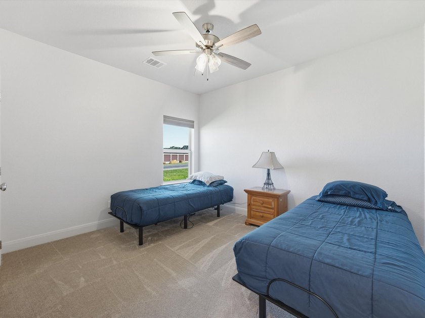 Welcome home to this beautiful three-bedroom, two-bathroom stone - photo 19