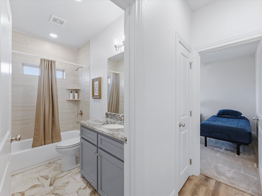 Welcome home to this beautiful three-bedroom, two-bathroom stone - photo 20