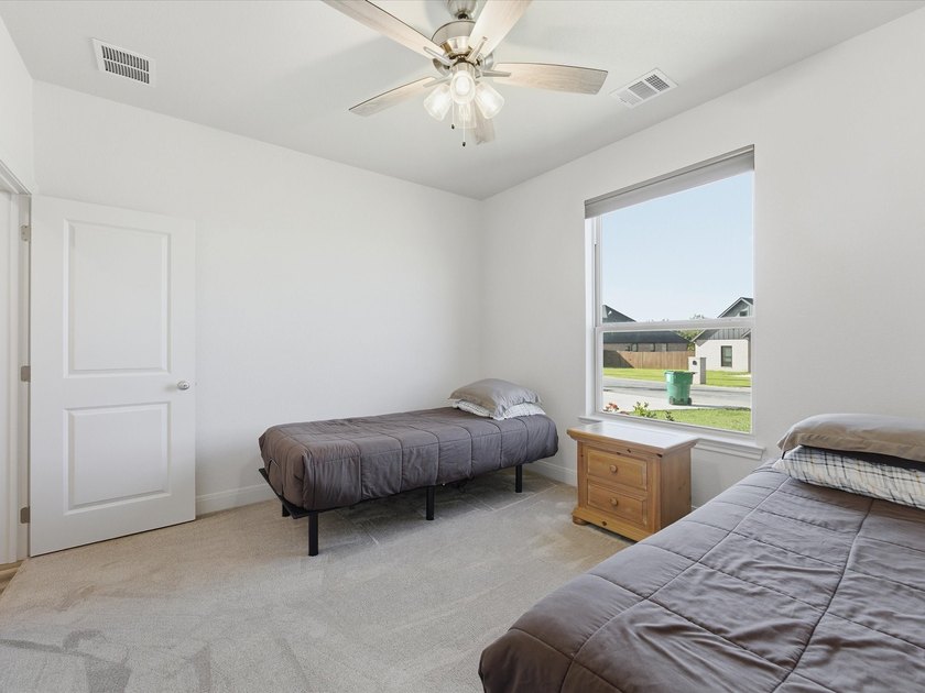 Welcome home to this beautiful three-bedroom, two-bathroom stone - photo 23
