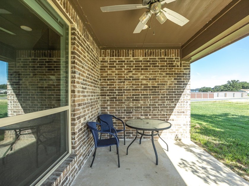 Welcome home to this beautiful three-bedroom, two-bathroom stone - photo 24