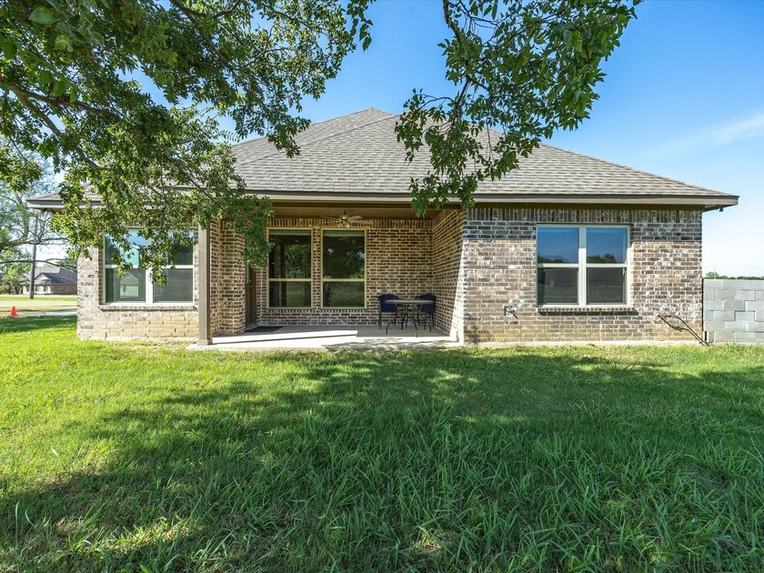 Welcome home to this beautiful three-bedroom, two-bathroom stone - photo 25