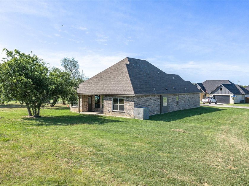 Welcome home to this beautiful three-bedroom, two-bathroom stone - photo 26
