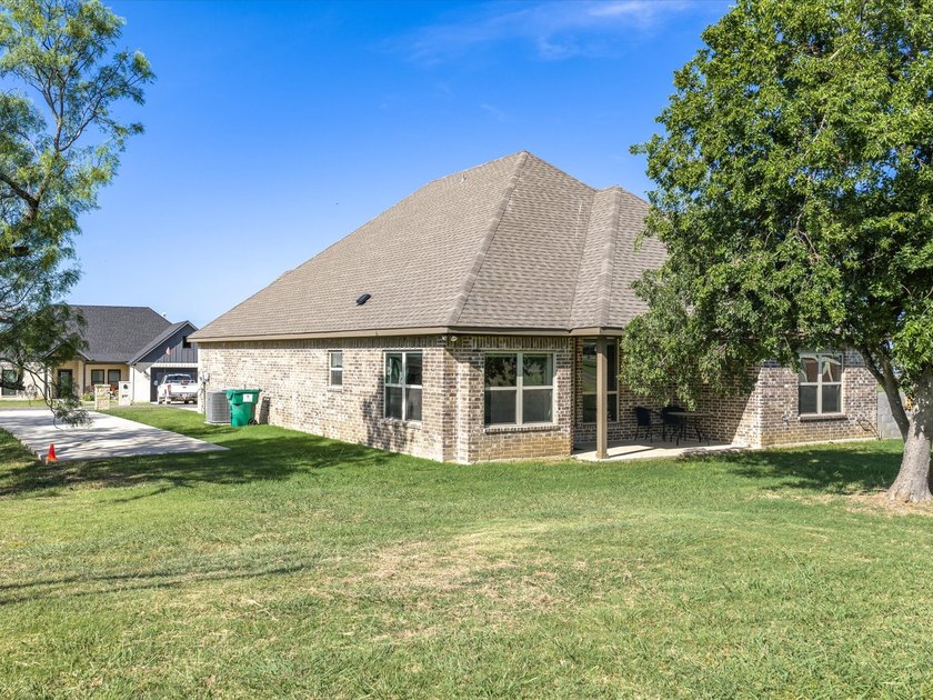Welcome home to this beautiful three-bedroom, two-bathroom stone - photo 27