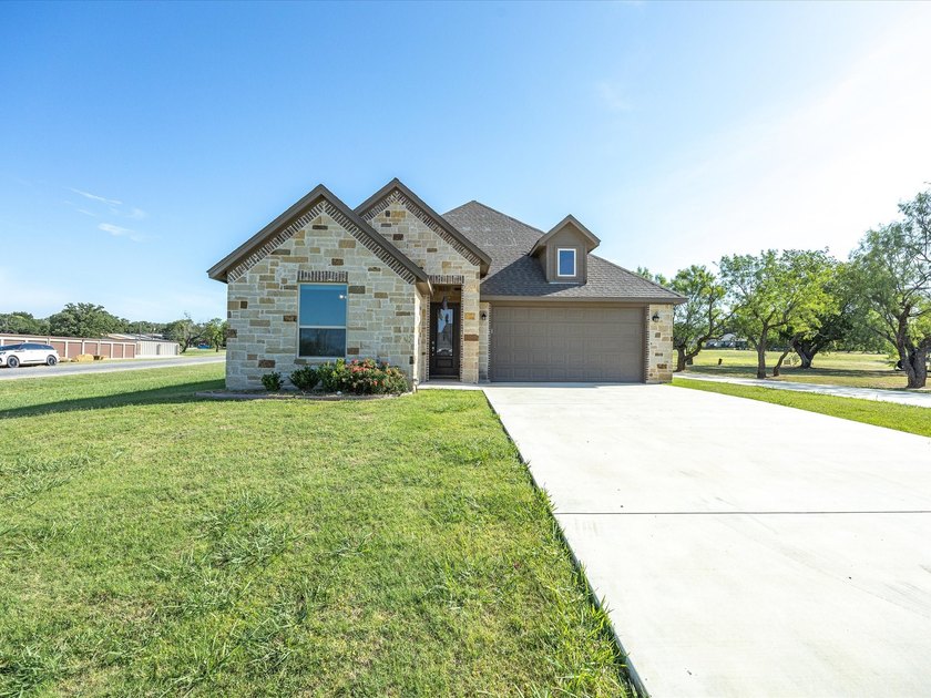 Welcome home to this beautiful three-bedroom, two-bathroom stone - photo 30