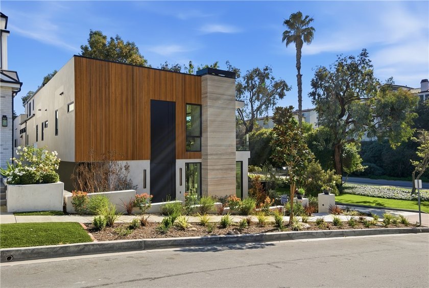 Welcome to 400 Heliotrope, a newly built Village gem ideally - photo 2