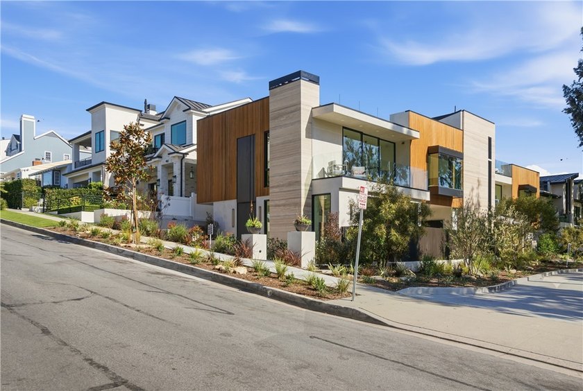Welcome to 400 Heliotrope, a newly built Village gem ideally - photo 3