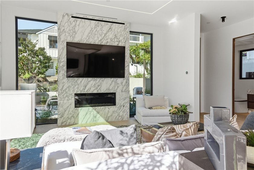 Welcome to 400 Heliotrope, a newly built Village gem ideally - photo 6