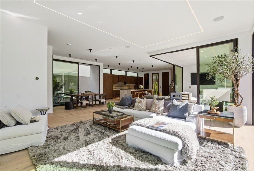 Welcome to 400 Heliotrope, a newly built Village gem ideally - photo 7