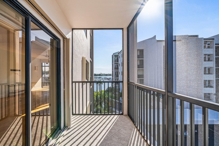 Waterfront condo for sale in the sought-after 12 Oaks community - photo 32