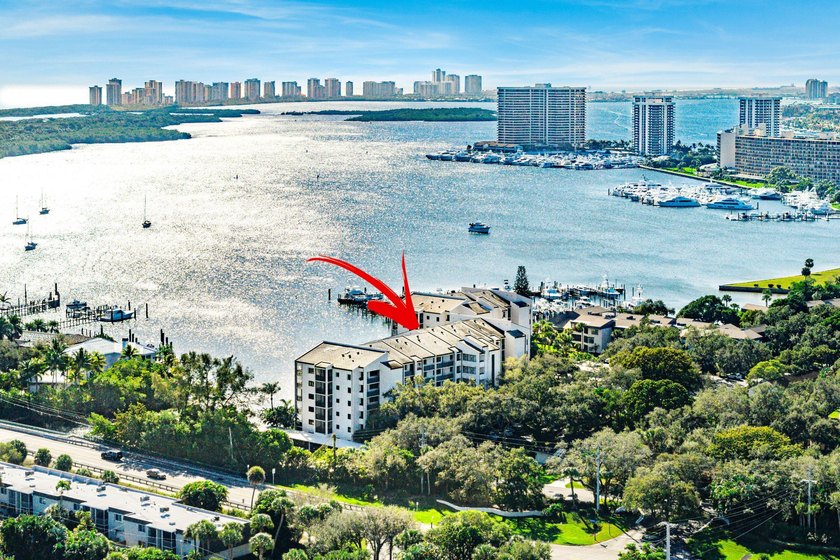 Waterfront condo for sale in the sought-after 12 Oaks community - photo 49