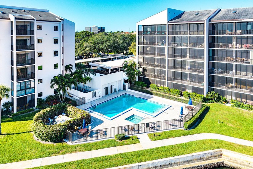 Waterfront condo for sale in the sought-after 12 Oaks community - photo 51