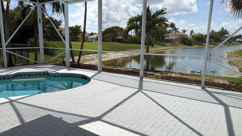 Welcome to this charming four-bedroom, three-bathroom - photo 3
