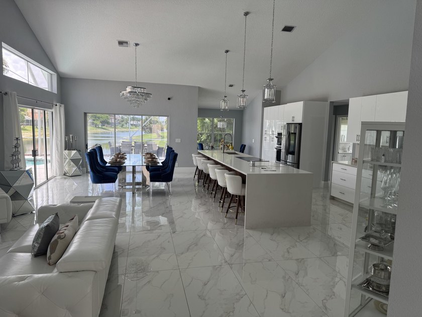 Welcome to this charming four-bedroom, three-bathroom - photo 4