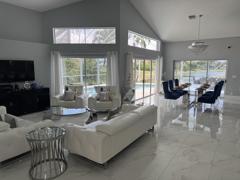 Welcome to this charming four-bedroom, three-bathroom - photo 5