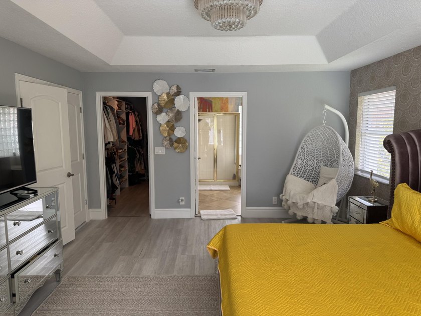 Welcome to this charming four-bedroom, three-bathroom - photo 10