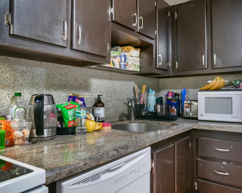 Beautiful 2 bed, 2 bath condo in the all-ages Coranado Building - photo 14