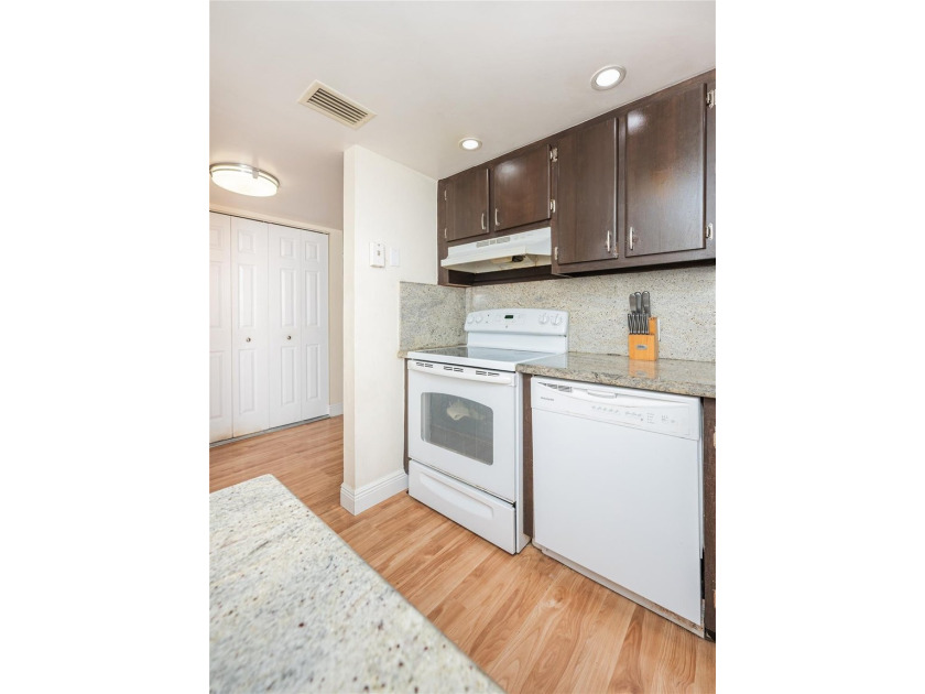 Beautiful 2 bed, 2 bath condo in the all-ages Coranado Building - photo 16