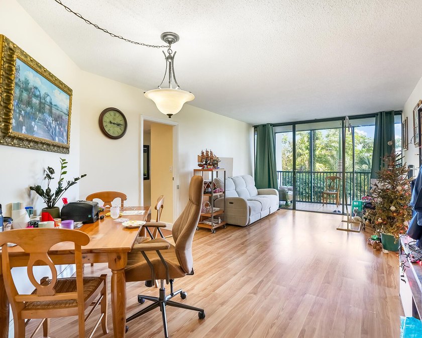 Beautiful 2 bed, 2 bath condo in the all-ages Coranado Building - photo 18